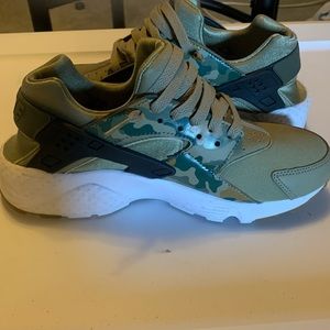NIKE CAMO HURRACHES SIZE 7
